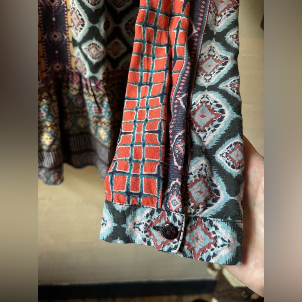 Tolani Geometric Floral Print Blouse in Red and Teal Blue Size Small NWOT - Picture 5 of 8